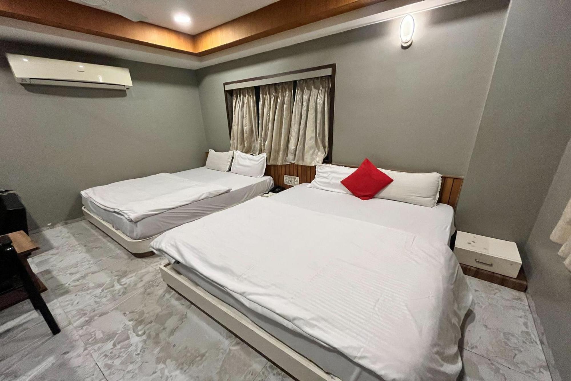 Hotel Om Balaji Ahmedabad Esterno foto