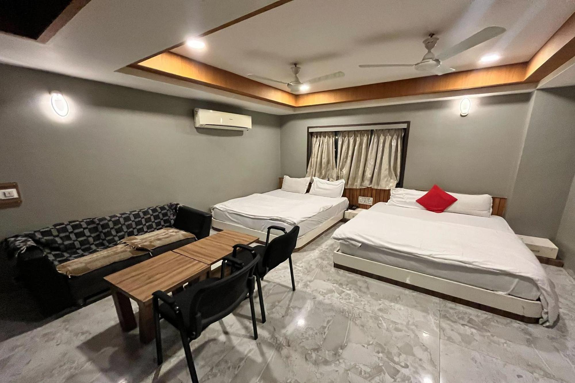 Hotel Om Balaji Ahmedabad Esterno foto