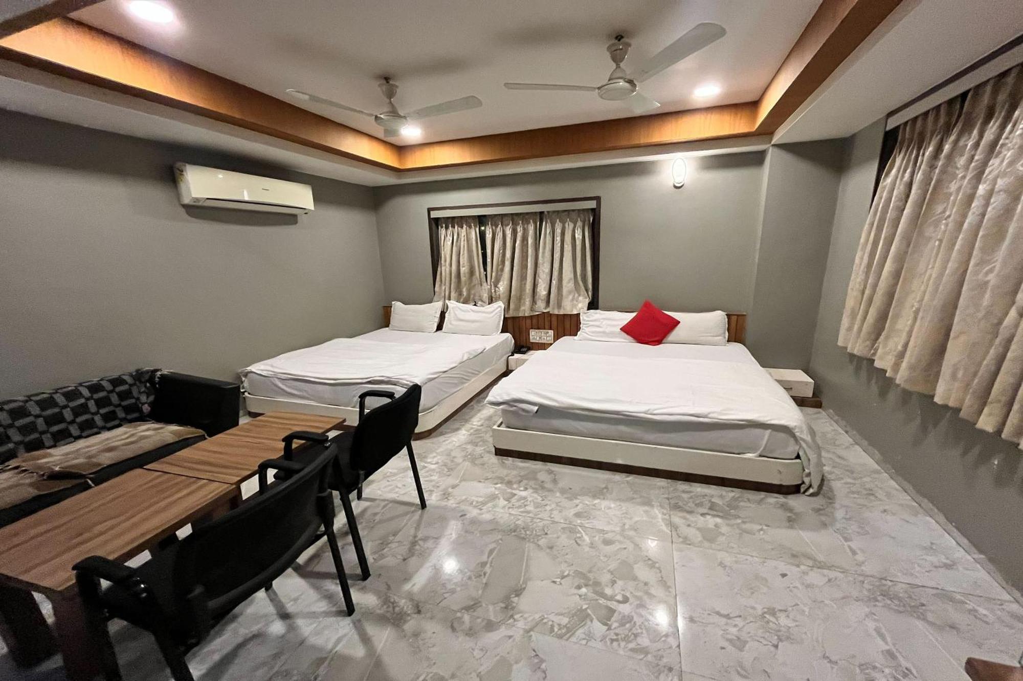 Hotel Om Balaji Ahmedabad Esterno foto