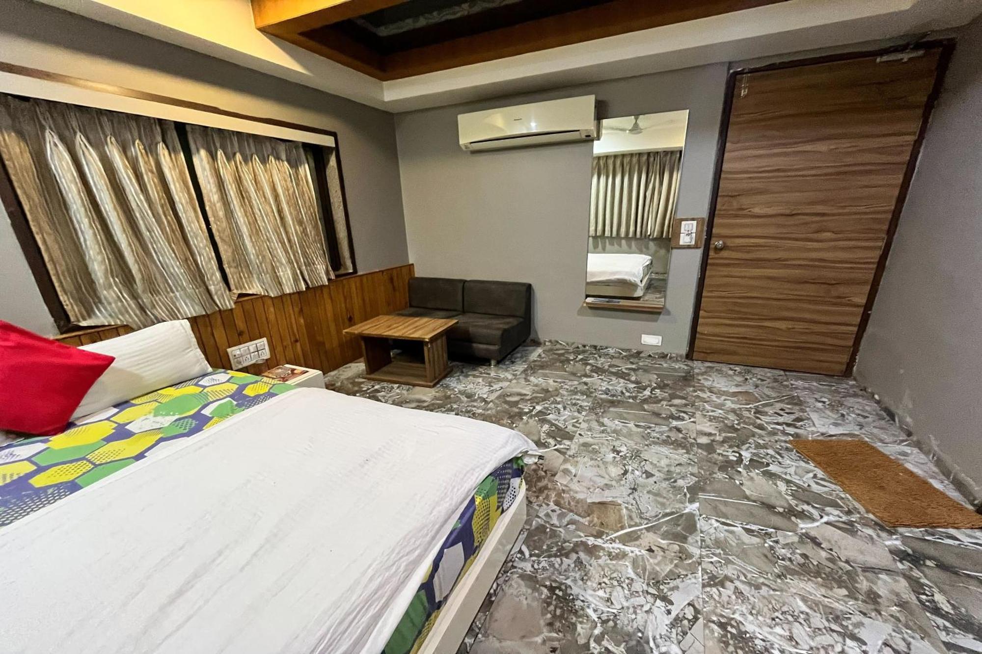 Hotel Om Balaji Ahmedabad Esterno foto