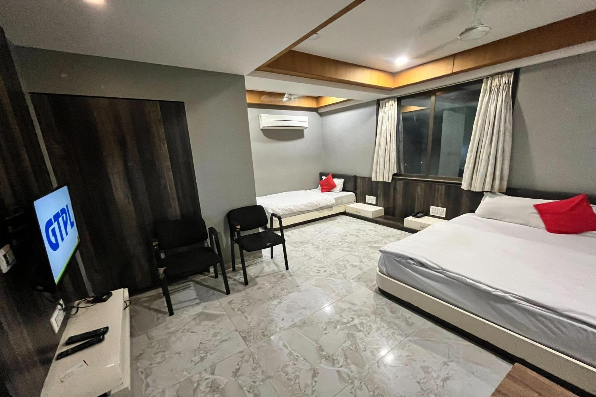 Hotel Om Balaji Ahmedabad Esterno foto