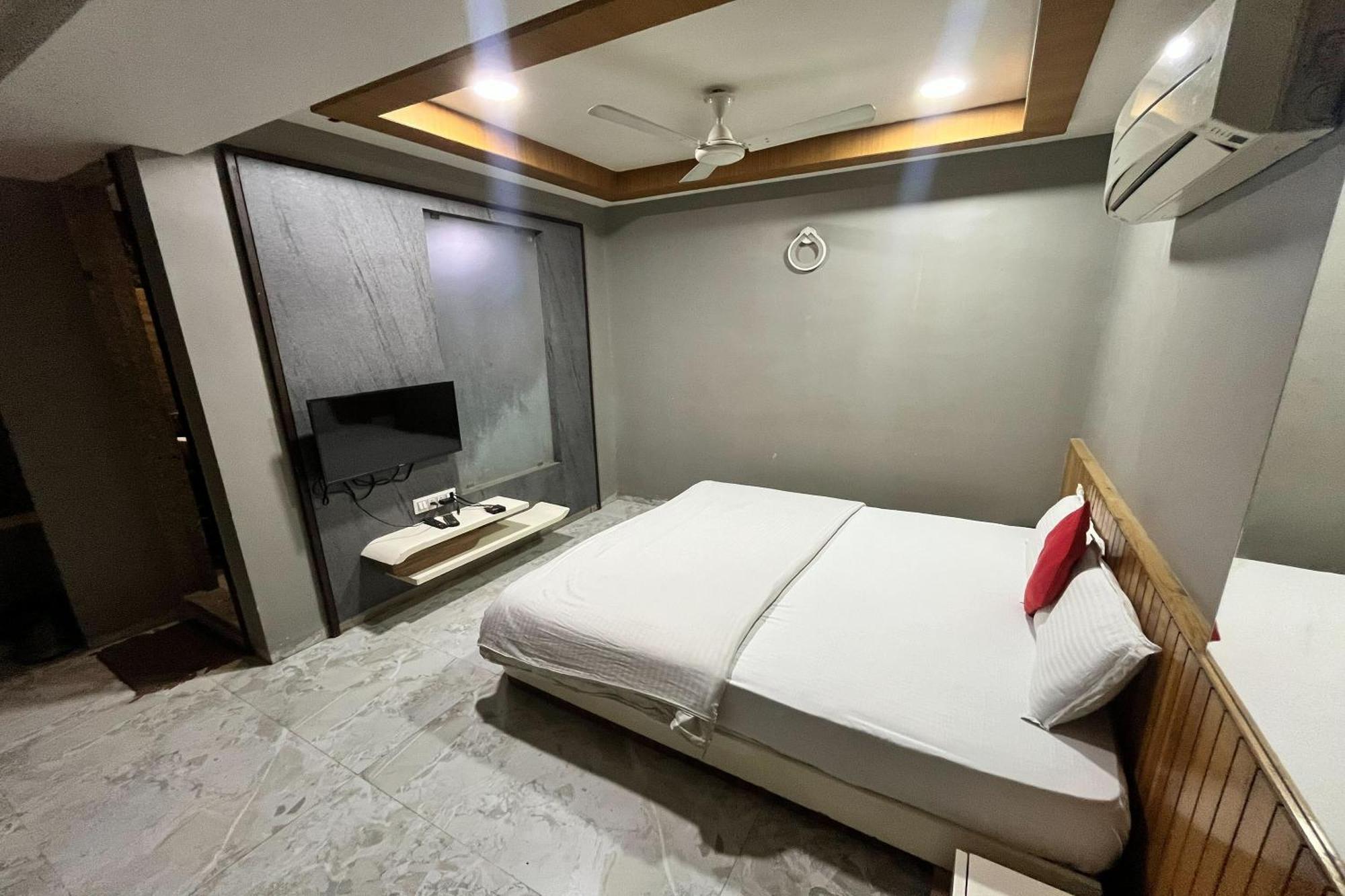 Hotel Om Balaji Ahmedabad Esterno foto