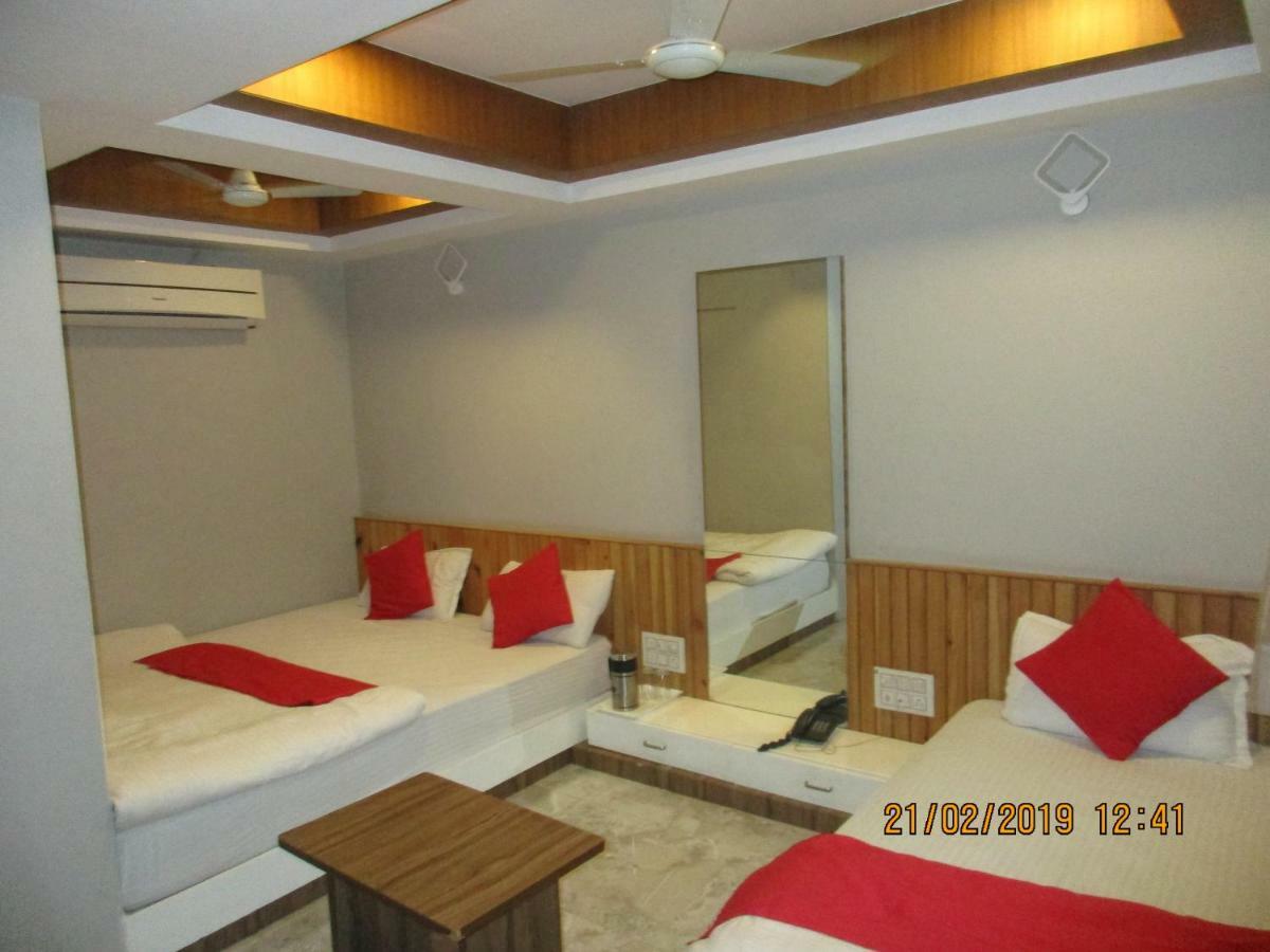 Hotel Om Balaji Ahmedabad Esterno foto