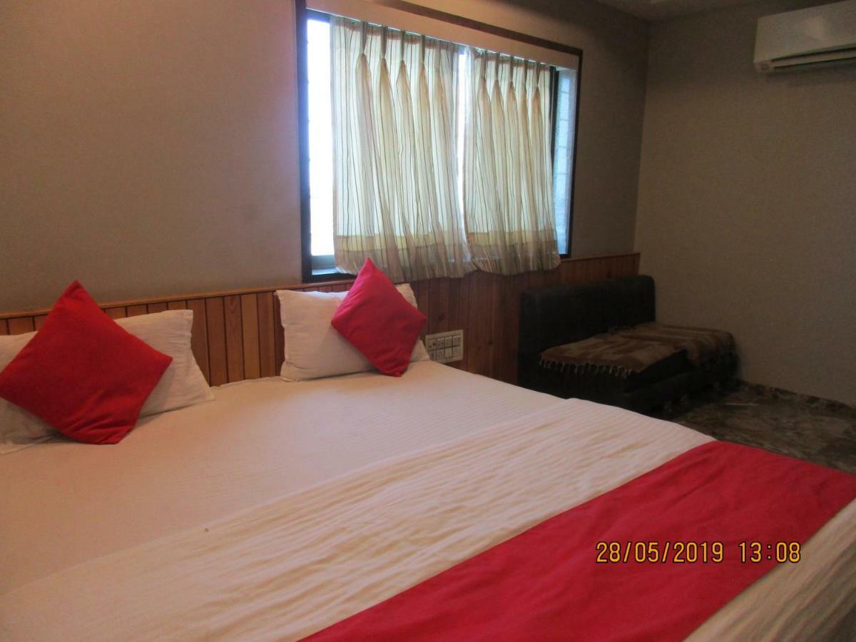 Hotel Om Balaji Ahmedabad Esterno foto